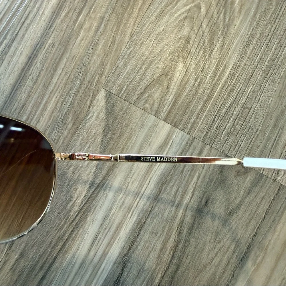 Steve Madden Silver Frame Brown Gradient Aviator Sunglasses